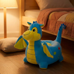 Pouf enfant animal en velours au pied du lit dans une chambre chaleureuse