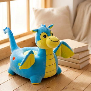 Pouf enfant animal en velours dans un coin lecture lumineux avec livres