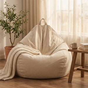 Pouf poire beige dans un coin lecture cosy près d une fenêtre