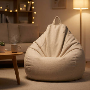 Pouf poire beige dans un salon chaleureux le soir avec lampe douce