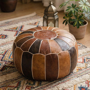 Pouf marocain brun dans un coin oriental avec lanterne et plante
