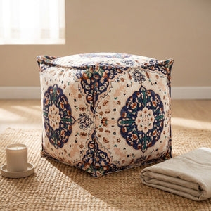 Pouf marocain dans un coin méditation avec tapis en fibre naturelle et bougie