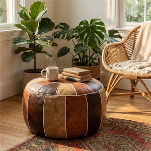 Pouf marocain patchwork utilisé comme table d'appoint avec un mug et des livres