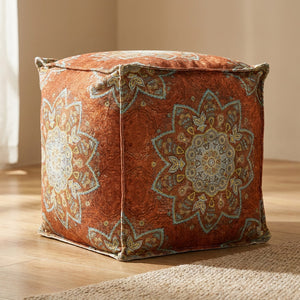 Pouf marocain housse cuivre à motif mandala fleuri vu de trois quarts