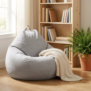 Pouf paresseux tatami gris dans un coin lecture avec bibliothèque en bois et plante