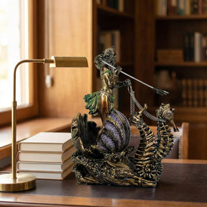 Statue Poséidon sur un bureau en bois près d'une fenêtre avec une lampe et des livres