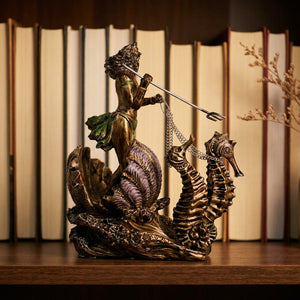 Statue Poséidon dans une bibliothèque parmi des livres et une branche séchée