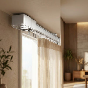 Rail de rideau électrique motorisé fixé au plafond au-dessus d'une grande fenêtre dans un salon moderne