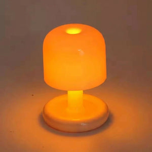 Lampe champignon beige allumée diffusant une lumière chaude coucher de soleil
