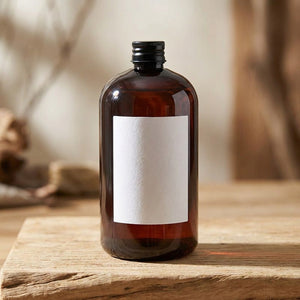 Flacon 500 ml d'huile parfumée pour diffuseur à bâtonnets sur surface en bois