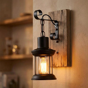 Applique murale cage en métal noir avec support en bois rectangulaire éclairée d'une lumière chaude