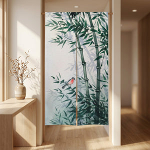 Rideau de porte japonais en lin imprimé d'un bambou vert et d'un petit oiseau suspendu dans une entrée lumineuse