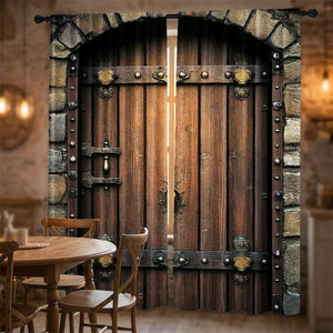 Rideau à motif de porte en bois ancien près d'une table à manger en bois