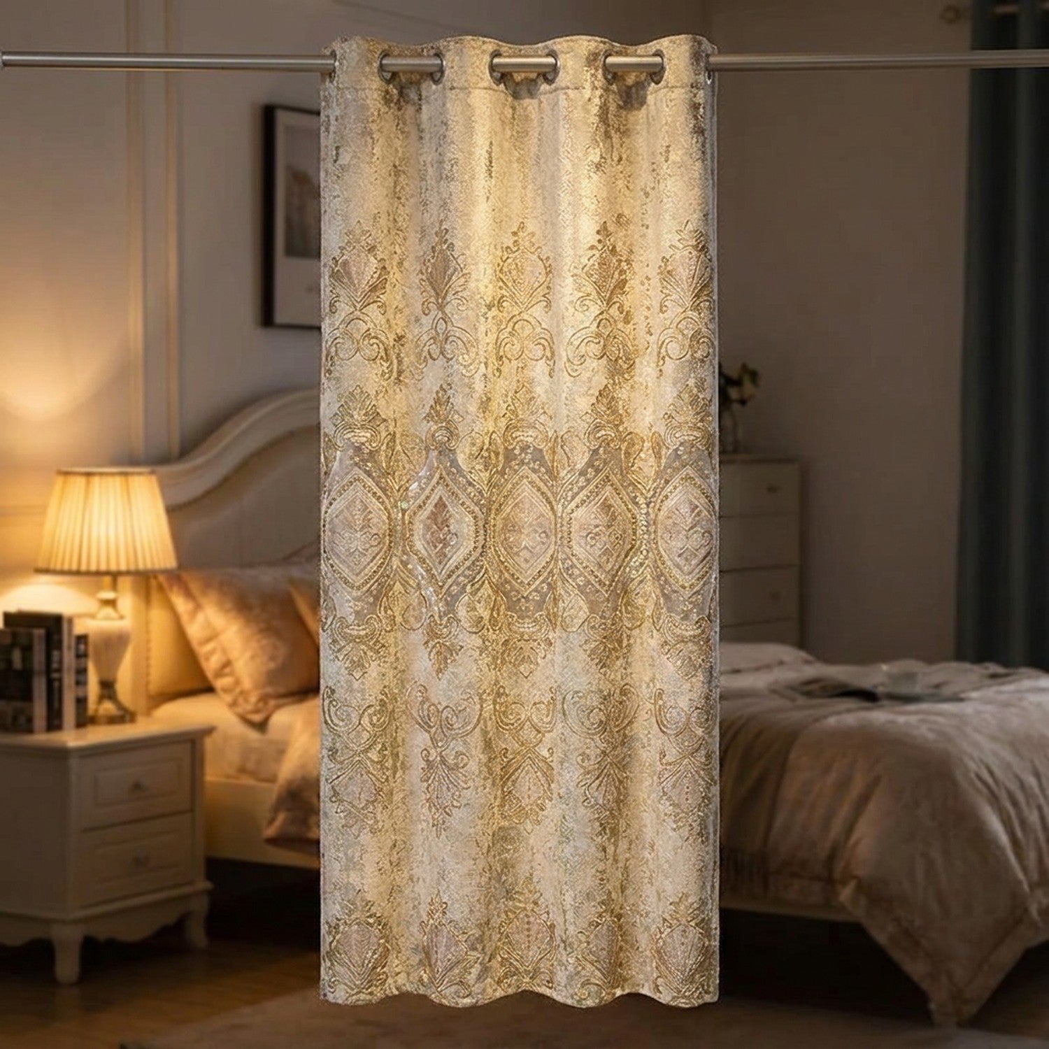 Rideau en chenille brodé beige devant la fenêtre d'une chambre chaleureuse le soir