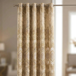Gros plan sur la broderie damassée dorée d'un rideau en chenille beige près d'une fenêtre