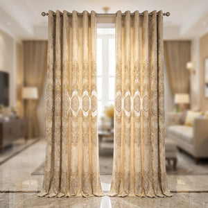 Rideau en chenille brodé beige aux motifs damassés dorés suspendu à une fenêtre de salon lumineux