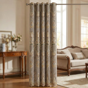 Rideau chenille gris brodé installé dans un salon classique élégant