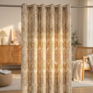 Rideau en chenille brodé beige aux plis élégants dans un salon ensoleillé