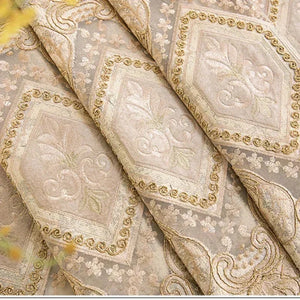 Détail du tissu chenille brodé de motifs damassés dorés et de fines perles