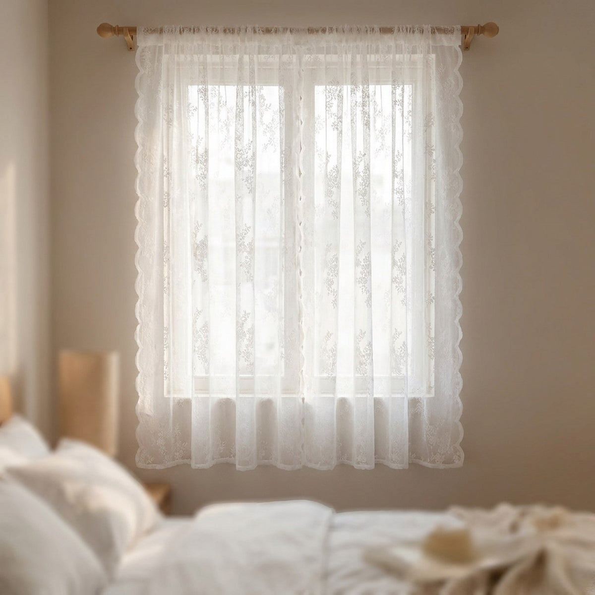 Voilage dentelle florale devant une fenêtre de chambre au petit matin