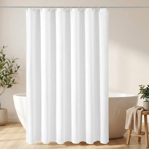 Rideau de douche blanc texture gaufrée suspendu par des crochets dans une salle de bain lumineuse