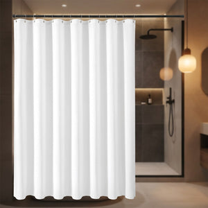 Rideau de douche blanc dans une salle de bain moderne aux finitions noir mat