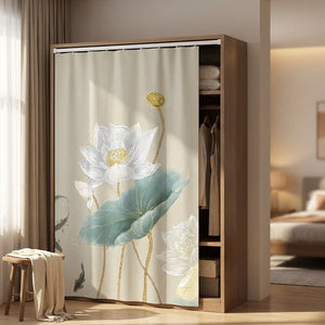 Rideau de porte à motif lotus suspendu devant une armoire ouverte dans une chambre lumineuse