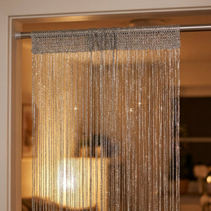 Détail des fils métallisés scintillants et du bandeau tissé du rideau