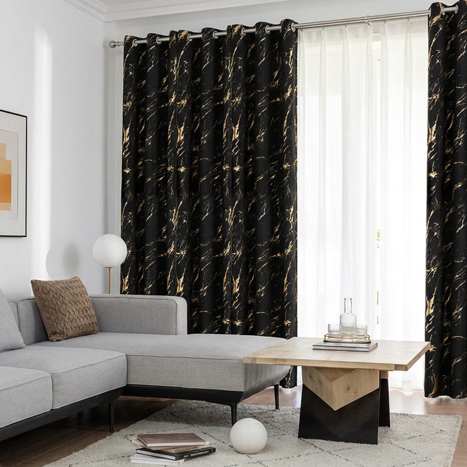 Rideau occultant noir motif marbré doré dans un salon lumineux avec canapé gris