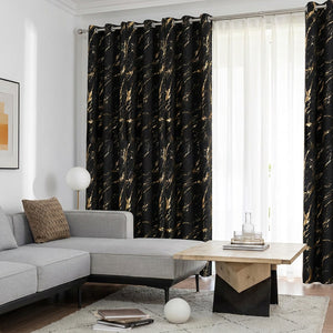 Rideau occultant noir motif marbré doré dans un salon lumineux avec canapé gris