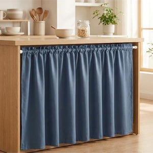Rideau de meuble bleu foncé à volant froncé sous un comptoir de cuisine