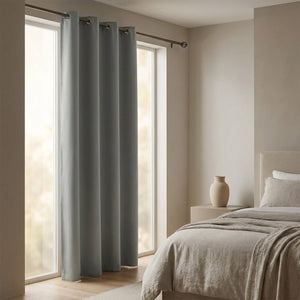 Rideau occultant gris à œillets suspendu dans une chambre contemporaine