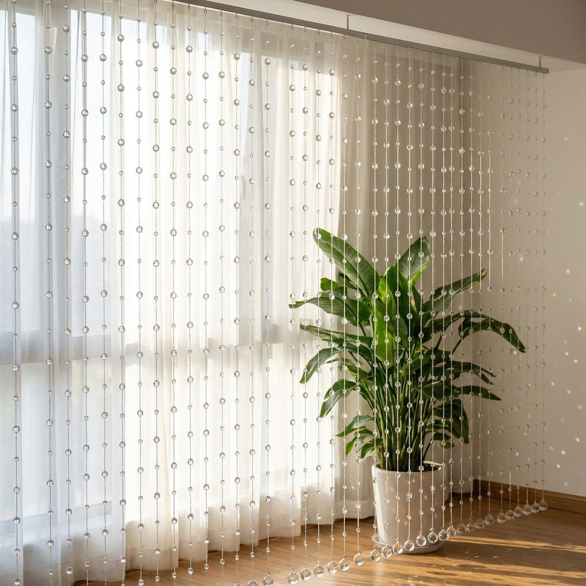 Rideau de perles de cristal transparent devant une fenêtre lumineuse avec une plante