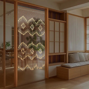 Rideau de perles en bois vu de face dans une pièce japonisante