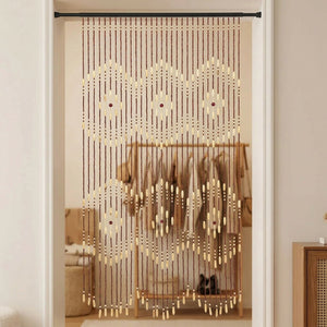 Rideau de perles en bois à l'entrée d'un dressing