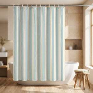 Rideau de douche rayé bleu clair et blanc suspendu dans une salle de bain lumineuse