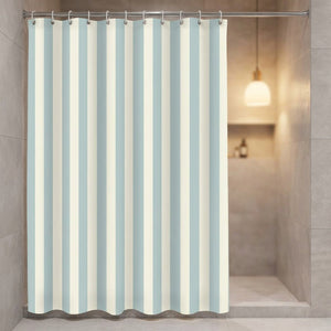 Rideau de douche rayé bleu clair dans une salle de bain moderne avec éclairage chaleureux