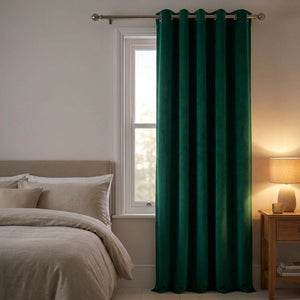 Rideau en velours vert émeraude à œillets dans une chambre élégante et apaisante