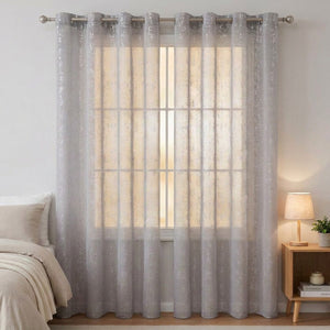 Rideau voilage gris à effet argenté dans une chambre lumineuse