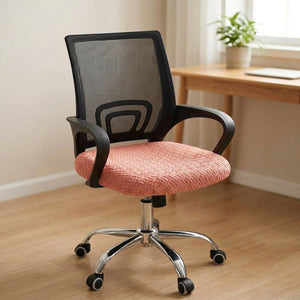 Housse de chaise de bureau rose sur l'assise d'une chaise à roulettes