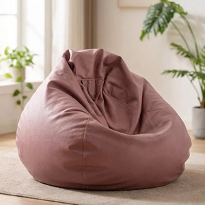 Pouf poire en simili cuir rose posé au sol dans un intérieur cosy