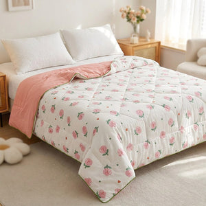 Couette d'été fleurie rose en gaze de coton sur un lit romantique lumineux