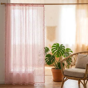 Rideau voilage boho en dentelle au crochet rose à pompons suspendu à une fenêtre