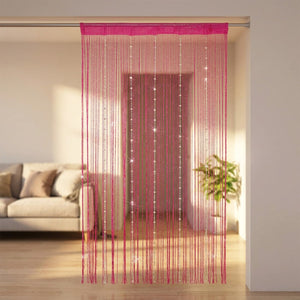Rideau à cordes perlées rose fuchsia suspendu dans une porte de salon