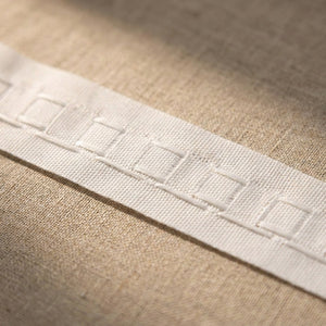 Détail des poches tissées et des cordons du ruban fronceur blanc