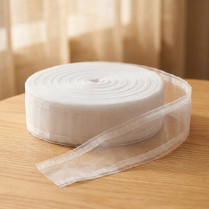Rouleau de ruban fronceur transparent en nylon pour rideaux sur une surface en bois clair