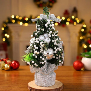 Mini sapin de Noël 20cm coloris argenté avec petit nœud argenté en ambiance cheminée
