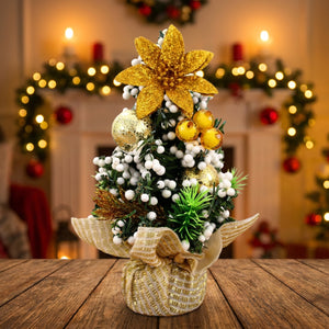 Mini sapin de Noël 20cm coloris doré en ambiance cheminée chaleureuse