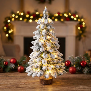 Sapin de Noël 45cm avec lumières LED allumées dans une ambiance cheminée chaleureuse