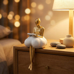 Figurine femme abstraite dorée sur table de chevet avec lampe et éclairage chaleureux